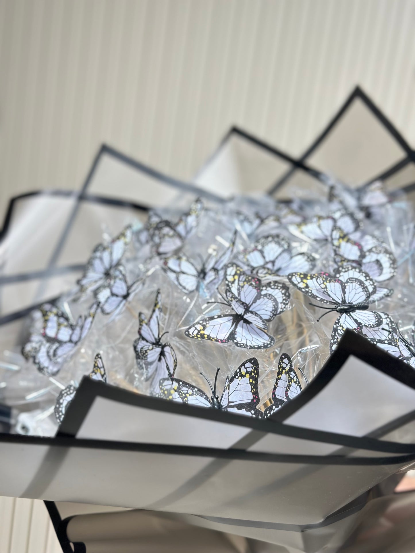 Beyaz Çift Kanatlı Işıklı Kelebek Buketi | 35 Adet LED Işıklı Kelebek Tasarımı 🤍🦋