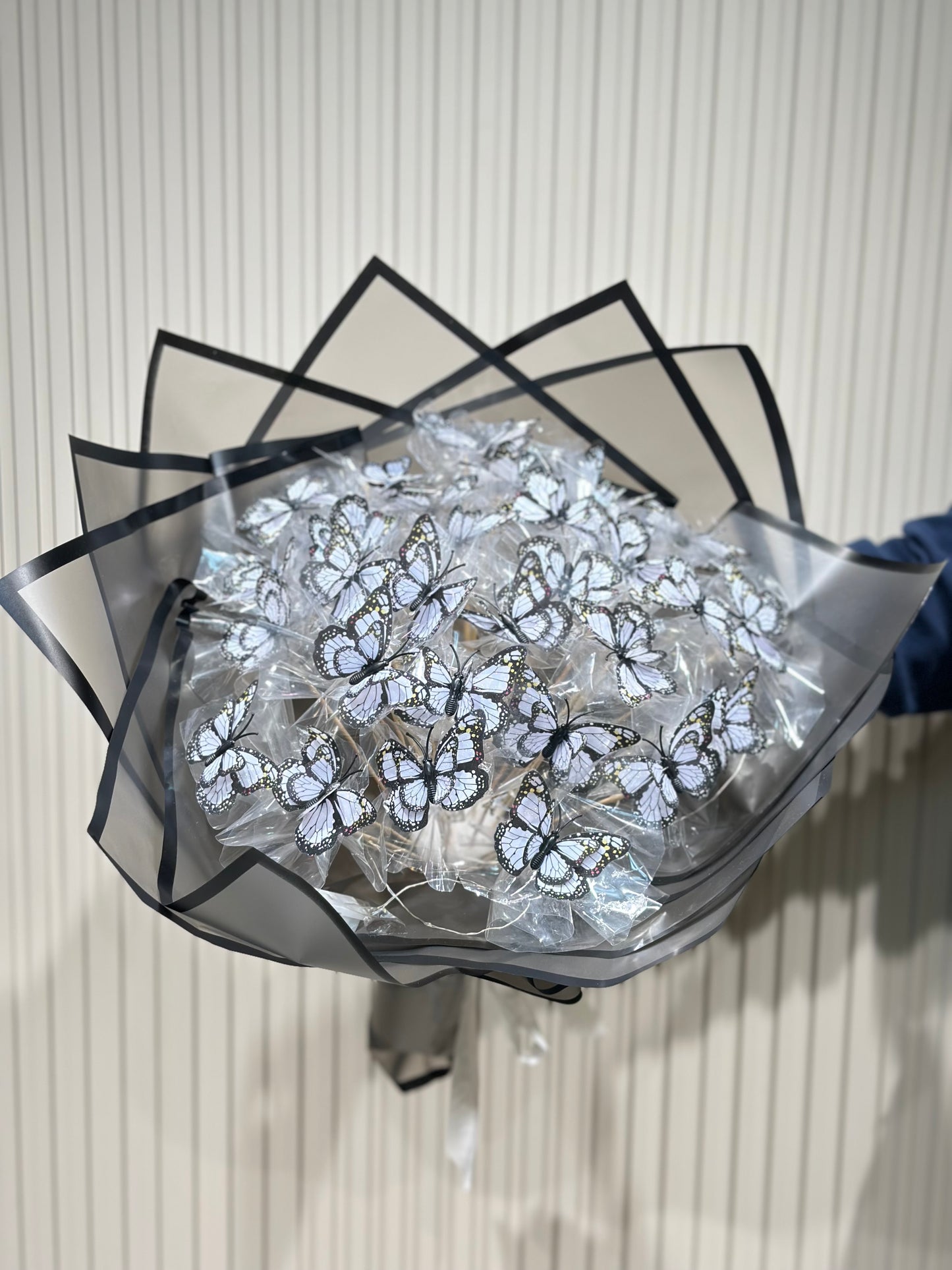 Beyaz Çift Kanatlı Işıklı Kelebek Buketi | 35 Adet LED Işıklı Kelebek Tasarımı 🤍🦋