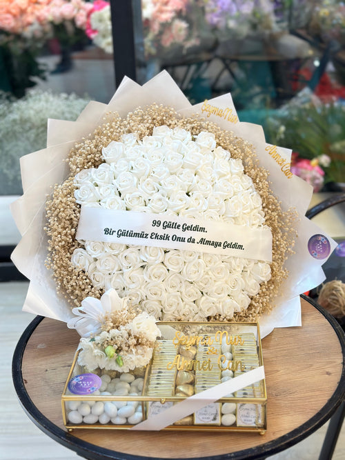 99 Beyaz Gül Aranjmanı & Çikolata Seti