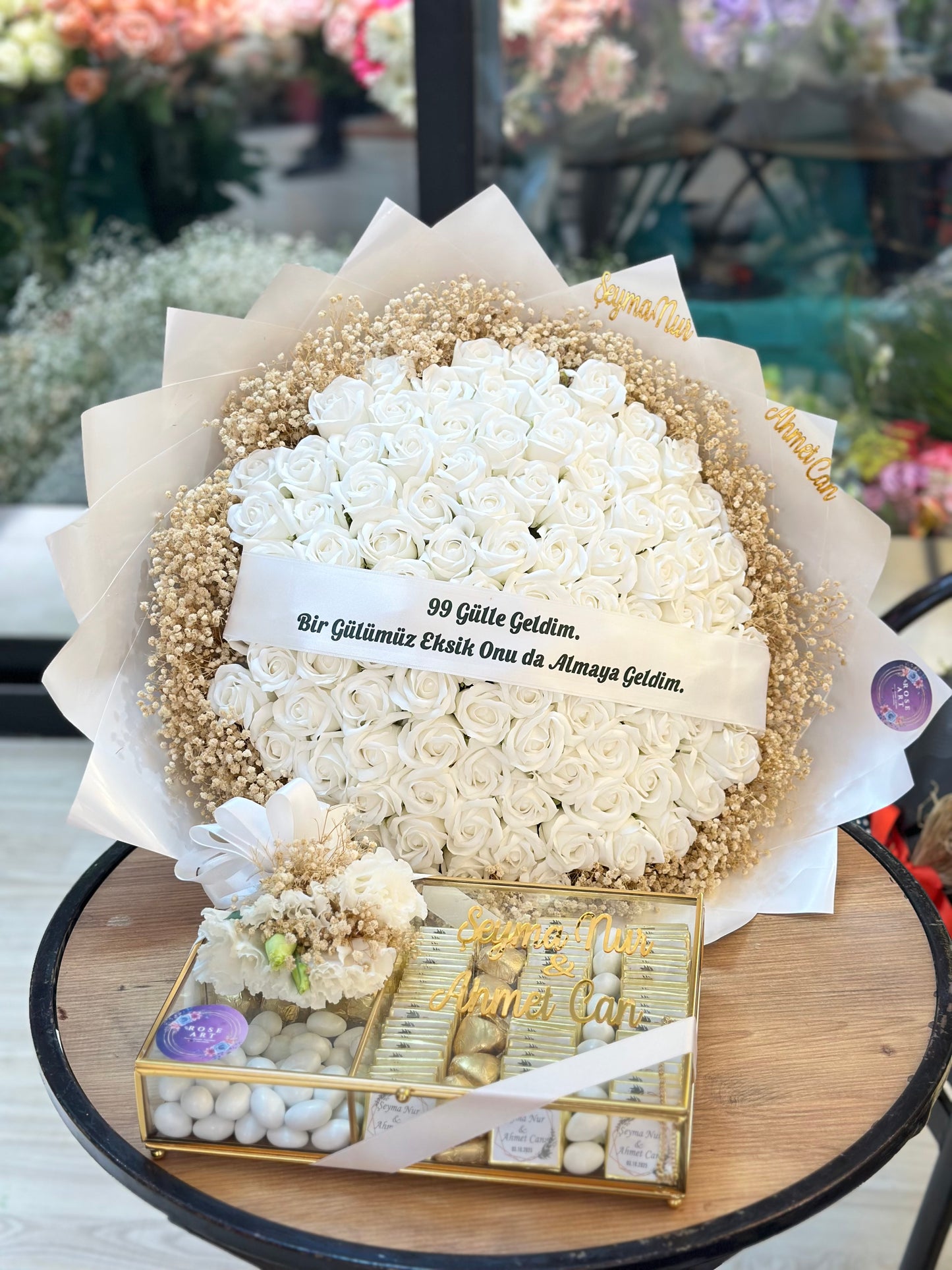 99 Beyaz Gül Aranjmanı & Çikolata Seti