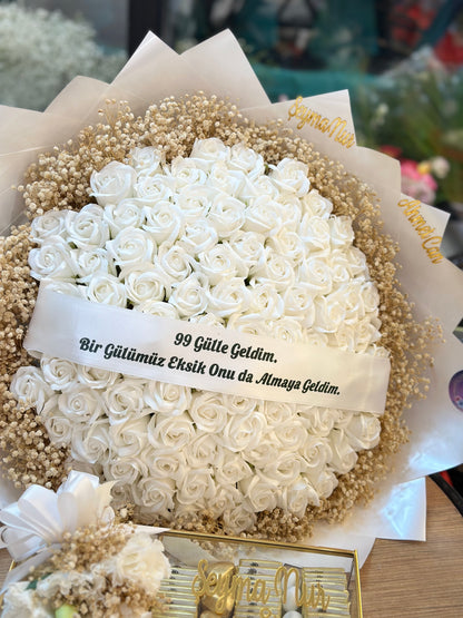 99 Beyaz Gül Aranjmanı & Çikolata Seti