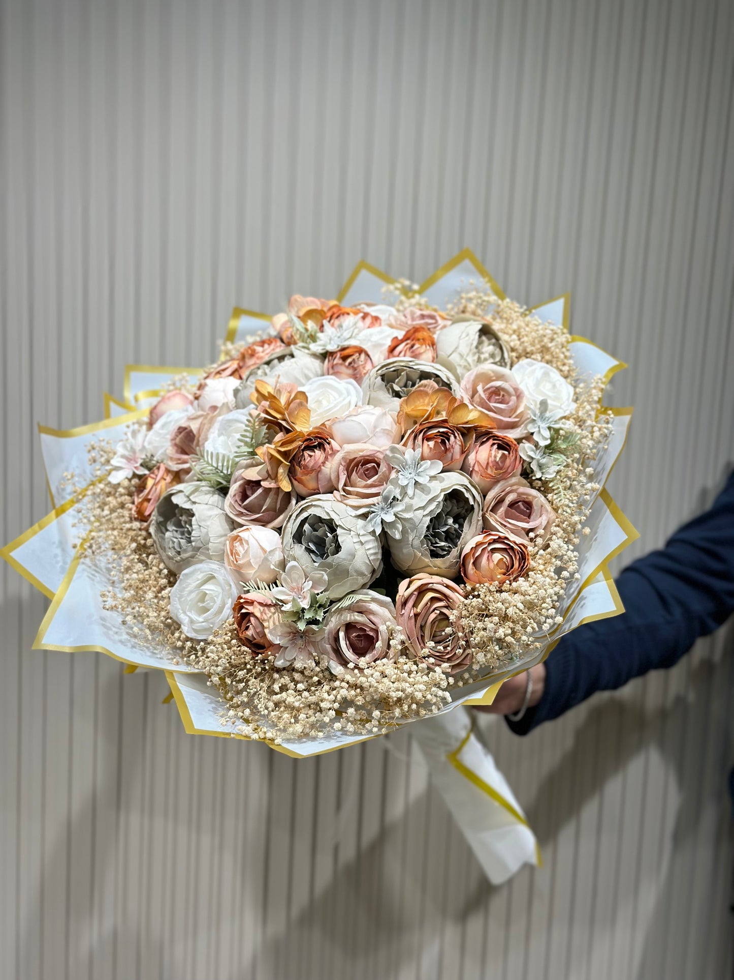 Pastel Elegance Buketi 💞 | Şakayık & Erengül ile Premium Aşk Dokunuşu