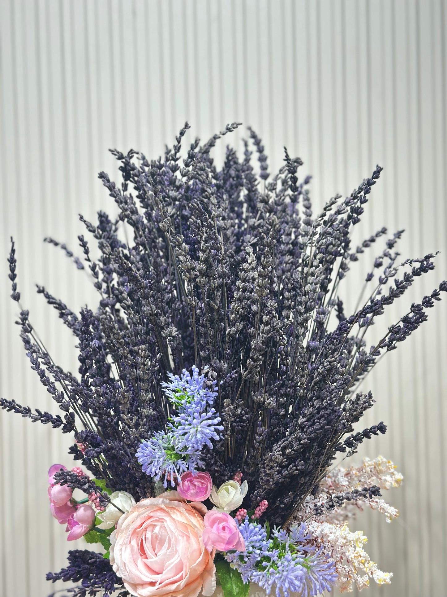 Lavanta ve Şakayık Aranjmanı | Seramik Vazoda Premium Yapay Çiçek 💜