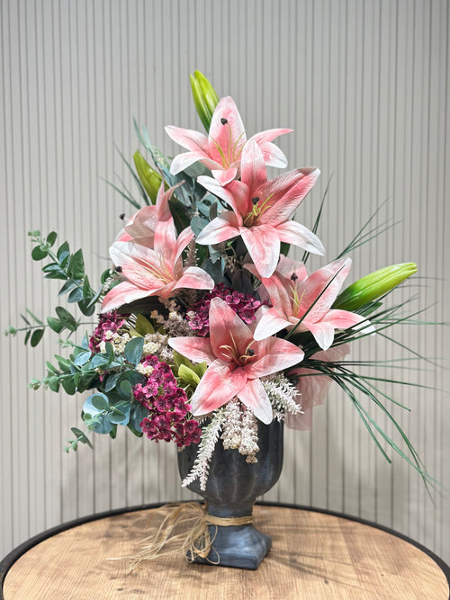 Pembe Lilyum Aranjmanı | Siyah Vazoda Lüks Yapay Çiçek 🌸