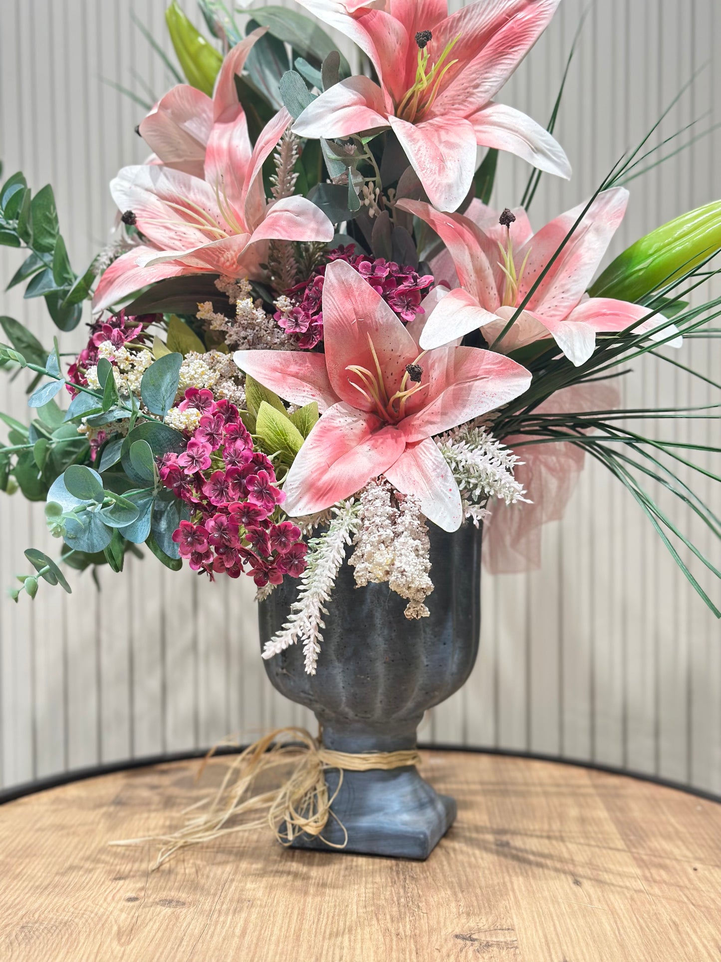 Pembe Lilyum Aranjmanı | Siyah Vazoda Lüks Yapay Çiçek 🌸