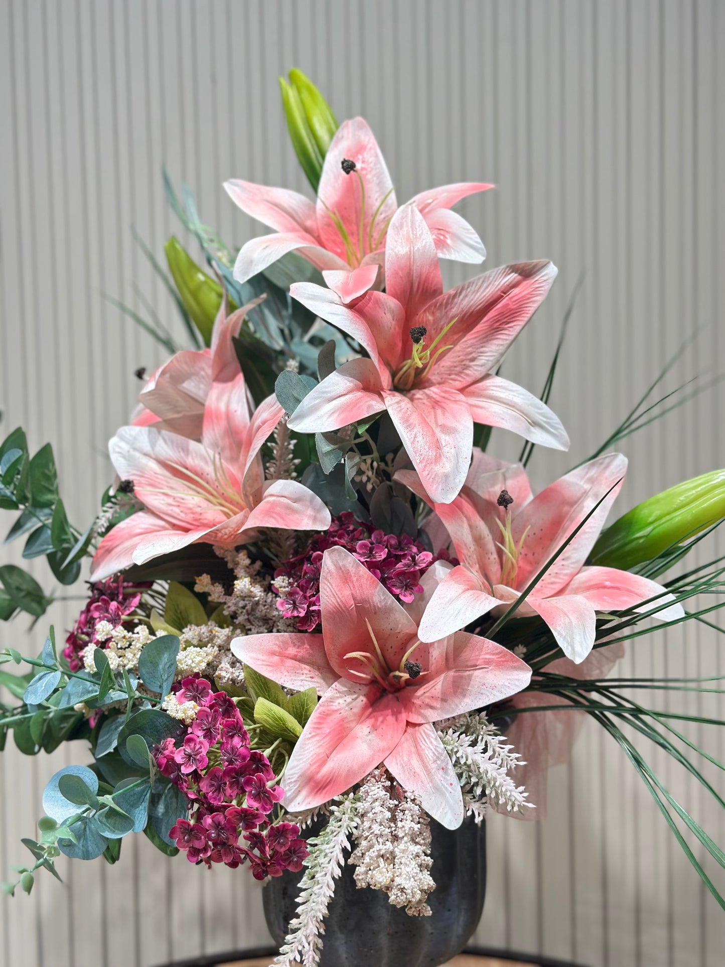 Pembe Lilyum Aranjmanı | Siyah Vazoda Lüks Yapay Çiçek 🌸