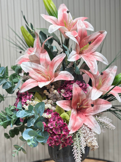 Pembe Lilyum Aranjmanı | Siyah Vazoda Lüks Yapay Çiçek 🌸