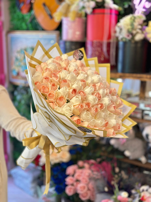 Pembe & Krem Renkli Kalıcı Gül Buketi – Lüks ve Zarif Tasarım