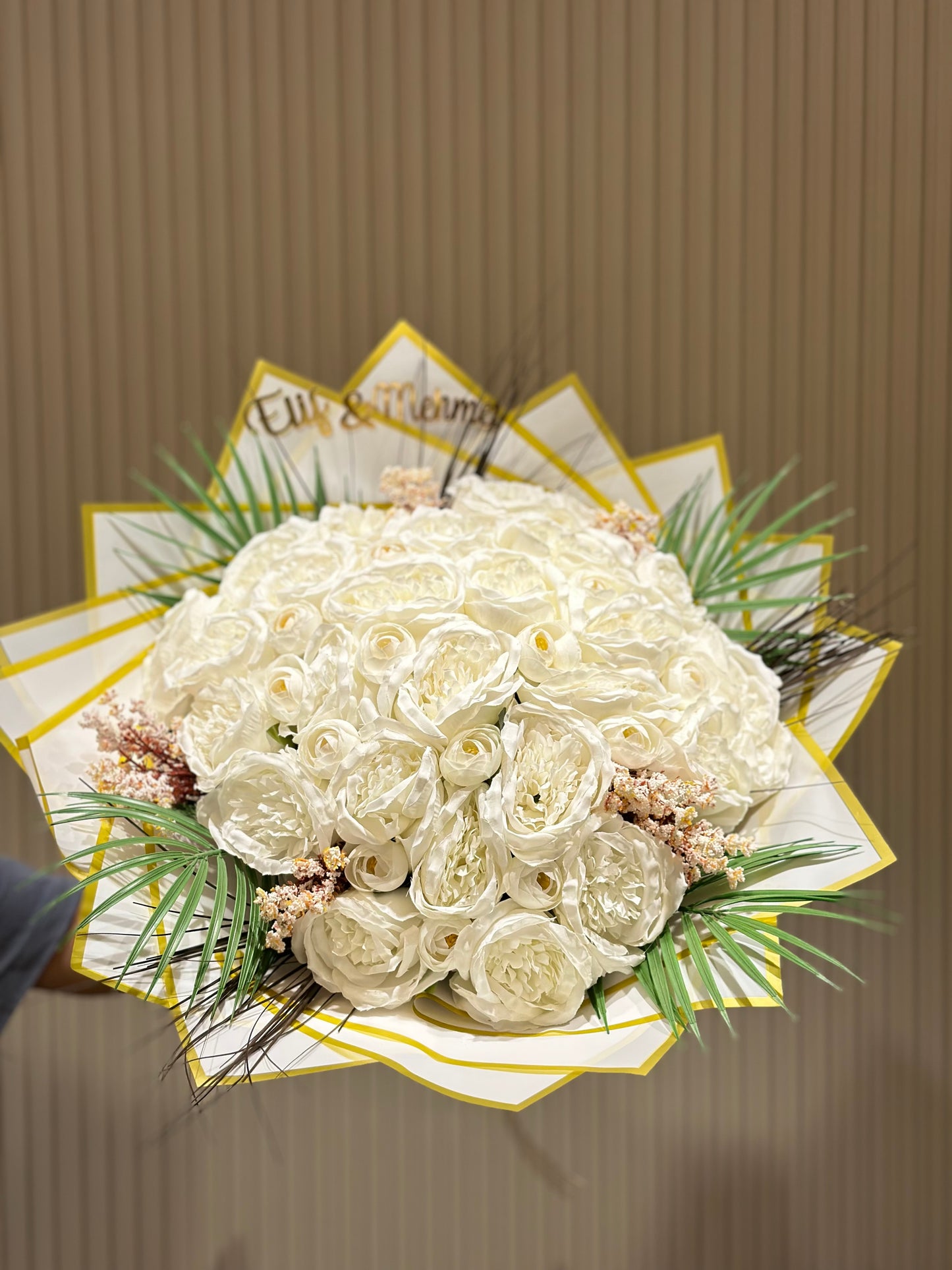 Beyaz Şakayık & Gül Buketi ve Çikolata Seti